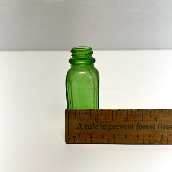 Vintage Green Glass Apothecary Bottle Small Medicine Vial Pharmacy Collectible - Picture 8 of 9